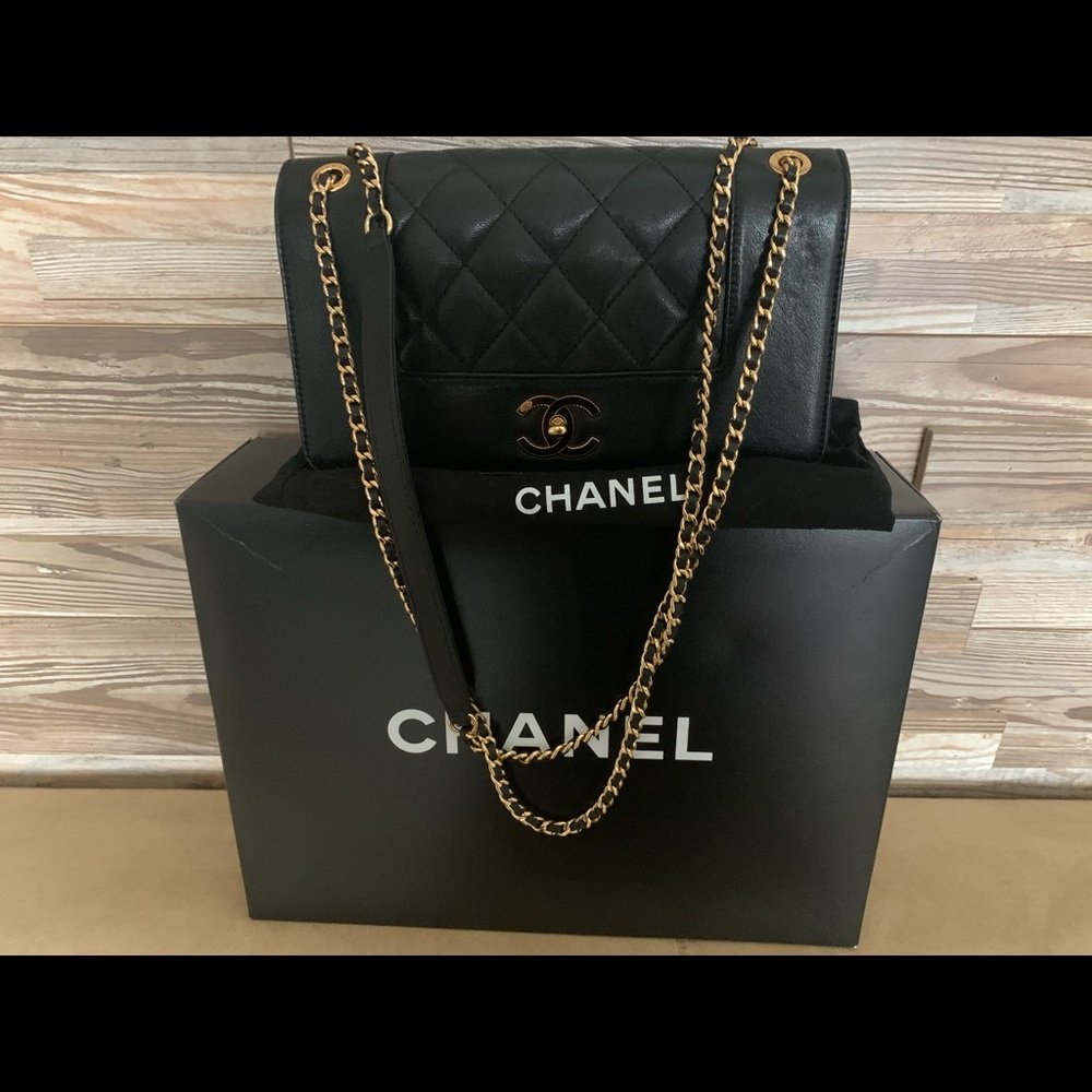 SOLD!!!!!!!!CHANEL LAMBSKIN Single Flat Handbag